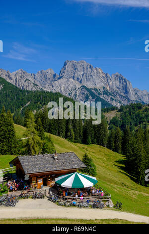 Mountainbiker auf Litzlalm, in der Rückseite Mühlsturzhörner von Pferd-Reiter Alm, Pinzgau, Salzburger Land, Österreich Stockfoto