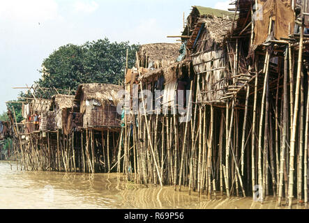 Hütten auf Stelzen in Kalkutta, West Bengal, Indien Stockfoto