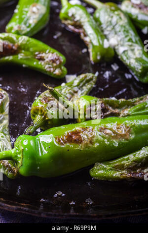 Pimientos De Padron In eine eiserne Pfanne Stockfoto