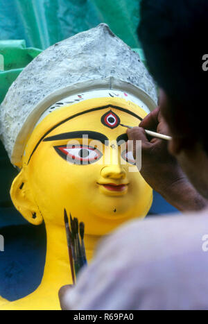 Mann, der letzte Schliff an Clay Bilder der Göttin Durga Puja festival Pooja Hommage an die Mutter Göttin Prozession Stockfoto