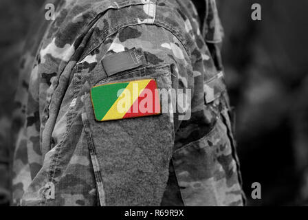 Flagge von Kongo auf Soldaten arm. Armee, Soldaten, Militär, Afrika (Collage). Stockfoto