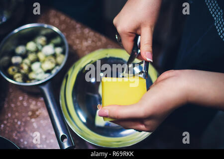 Merchant schneiden mit speziellen Käsemesser - Käse Flugzeug Käse. Nahaufnahme von Schneiden von Käse auf dem Markt. Stockfoto