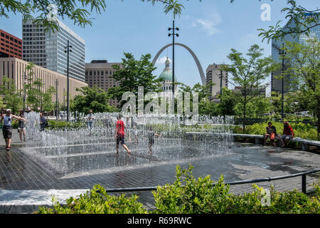 Kiener Plaza Park, Old Courthouse und Wahrzeichen der Gateway Arch, Tor zum Westen, Innenstadt, St. Louis, Missouri, USA Stockfoto