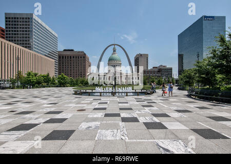 Kiener Plaza Park, Old Courthouse und Wahrzeichen der Gateway Arch, Tor zum Westen, Innenstadt, St. Louis, Missouri, USA Stockfoto