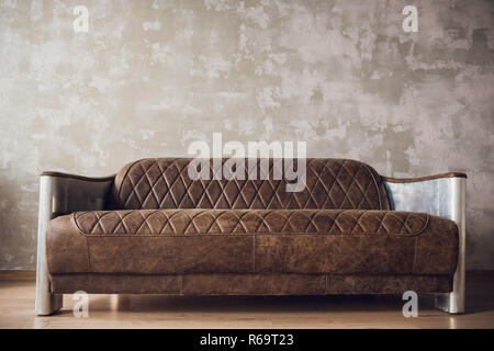 Retro Antik Sofa gegen alte Stuck Hintergrund Stockfoto