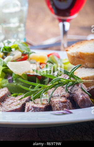 Steak Slices auf Salat Stockfoto