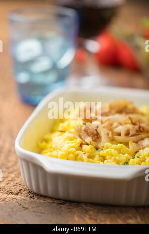 Spätzle auf Holz Stockfoto