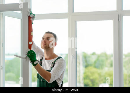 Arbeitnehmer sucht auf der Ebene Stockfoto