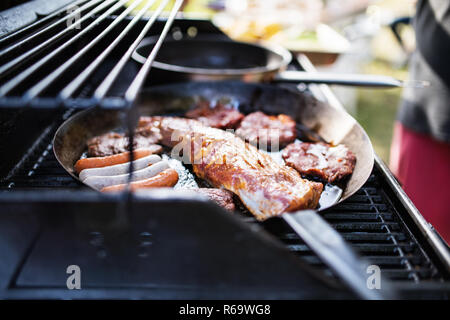 Fleisch und Wurst auf den Grill. Garden Party außerhalb im Hinterhof. Stockfoto