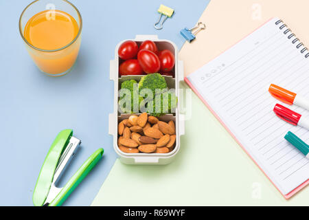 Lunchbox für die Schule, Reis gewickelt in Seetang mit Wurst, Eier- und Apple. Ansicht von oben. Stockfoto