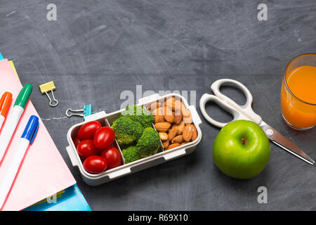 Lunchbox für die Schule, Reis gewickelt in Seetang mit Wurst, Eier- und Apple. Ansicht von oben. Stockfoto