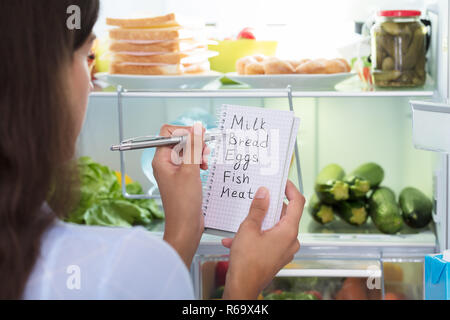Frau mit Spirale Buch mit Liste prüfen Stockfoto