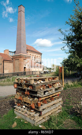 Swift-Turm und Bug Hotel zwei städtischen Lebensräume zusammen bei Walthamstow Feuchtgebiete (formal Walthamstow Behälter). Stockfoto