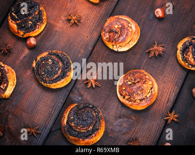 Runde Hefe Brötchen mit Mohn und Muttern Stockfoto