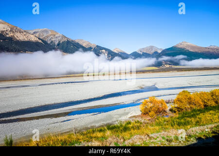 Gelbe Wald und Fluss in Neuseeland Berge Stockfoto