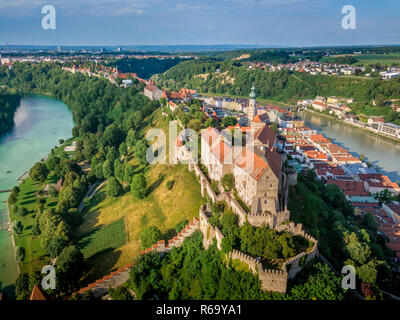 Antenne Panorama von Burghausen die weltweit längste Burg über den Inn auf den Strecken zwischen Österreich und Deutschland Grenze Stockfoto