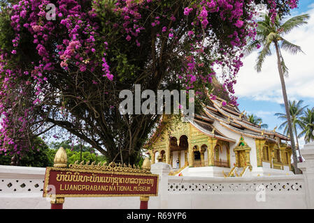 Zeichen außerhalb Luangprabang National Museum und dem Königlichen Palast entfernt. Louangphabang, Provinz Luang Prabang, Laos, Südostasien Stockfoto