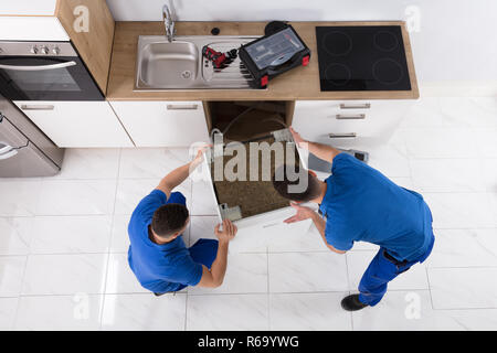 Zwei Movers Spülmaschine Platzierung in der Küche Stockfoto