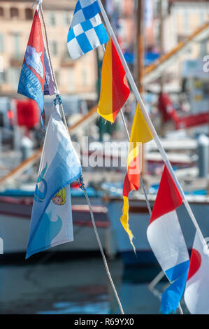 Flaggen in den Fischerhafen, Saint-Tropez, Var, Provence-Alpes-Cote d'Azur, Frankreich, Europa Stockfoto