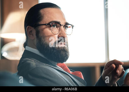 Nahaufnahme von Stattlichen reife Geschäftsmann mit Brille Stockfoto