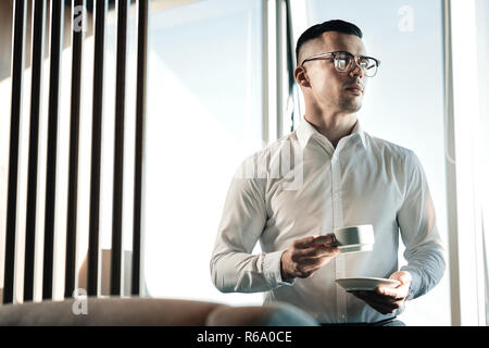 Junge Unternehmer tragen weiße Hemd mit Kaffeepause Stockfoto