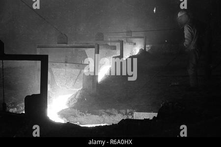 Die Stahlproduktion in der Hoesch AG Stahlwerke in der Westfalenhuette in Dortmund am 4. Dezember 1974 Am Hochofen und Siemens Martin Ofen (SM). | Verwendung weltweit Stockfoto