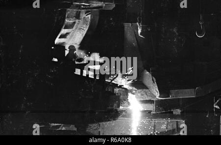 Die Stahlproduktion in der Hoesch AG Stahlwerke in der Westfalenhuette in Dortmund am 4. Dezember 1974 Am Hochofen und Siemens Martin Ofen (SM). | Verwendung weltweit Stockfoto