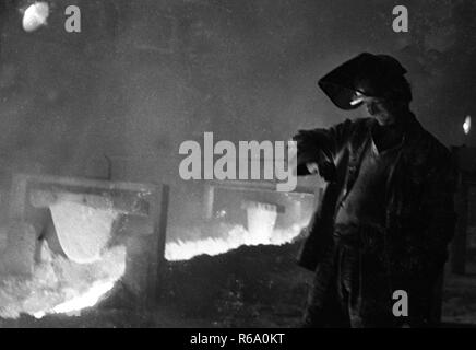 Die Stahlproduktion in der Hoesch AG Stahlwerke in der Westfalenhuette in Dortmund am 4. Dezember 1974 Am Hochofen und Siemens Martin Ofen (SM). | Verwendung weltweit Stockfoto