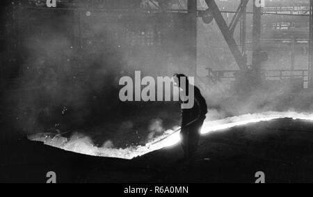 Die Stahlproduktion in der Hoesch AG Stahlwerke in der Westfalenhuette in Dortmund am 4. Dezember 1974 Am Hochofen und Siemens Martin Ofen (SM). | Verwendung weltweit Stockfoto