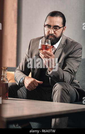 Dunkle Bärtigen schwarzhaarige Mann Gefühl schrecklich nach Verlassen seiner Familie Stockfoto