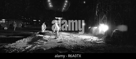 Die Stahlproduktion in der Hoesch AG Stahlwerke in der Westfalenhuette in Dortmund am 4. Dezember 1974 Am Hochofen und Siemens Martin Ofen (SM). | Verwendung weltweit Stockfoto