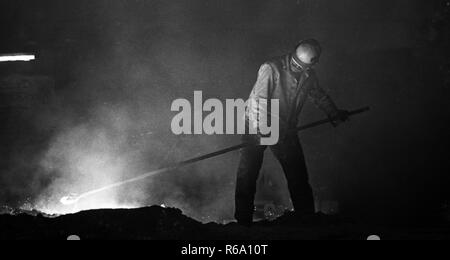 Die Stahlproduktion in der Hoesch AG Stahlwerke in der Westfalenhuette in Dortmund am 4. Dezember 1974 Am Hochofen und Siemens Martin Ofen (SM). | Verwendung weltweit Stockfoto