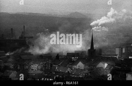 Die Stadt Neunkirchen am 2. August 1979. Hütte - Umweltverschmutzung | Verwendung weltweit Stockfoto