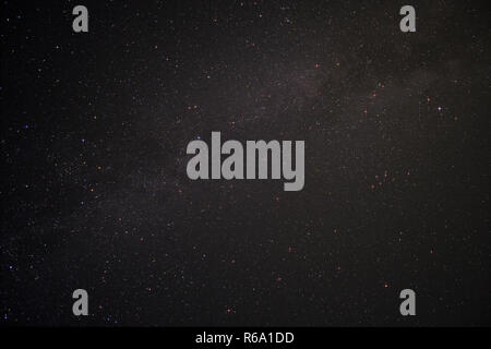 Nachthimmel über Fischland in Deutschland mit der Milchstraße und Swan Konstellation Stockfoto