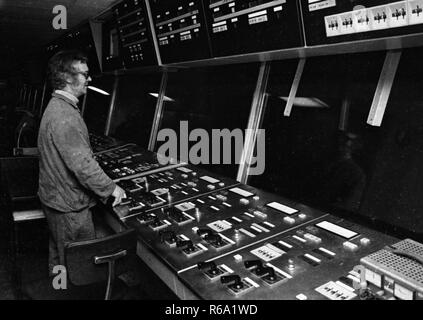 Die Stahlproduktion in der Hoesch AG Stahlwerke in der Westfalenhuette in Dortmund am 4. Dezember 1974 Am Hochofen und Siemens Martin Ofen (SM). | Verwendung weltweit Stockfoto