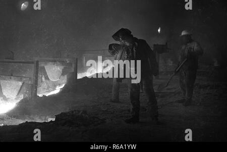 Die Stahlproduktion in der Hoesch AG Stahlwerke in der Westfalenhuette in Dortmund am 4. Dezember 1974 Am Hochofen und Siemens Martin Ofen (SM). | Verwendung weltweit Stockfoto