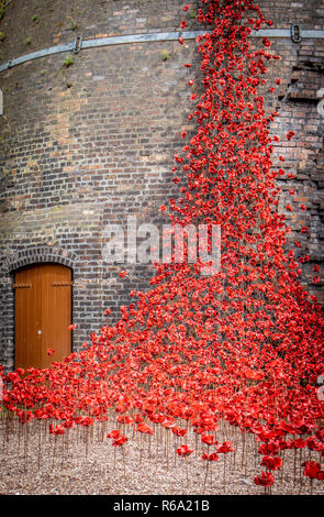 Weinend Mohnblumen Installation in Middleport Pottery in Stoke on Trent zum Gedenken an 100 Jahre seit dem Zweiten Weltkrieg 1. Stockfoto