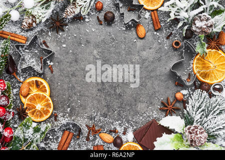 Urlaub Backen Hintergrund für backen Weihnachtsplätzchen mit Messer und Gewürzen auf grauem Beton Tabelle. Urlaub Backen oder kochen Zutaten. Christma Stockfoto