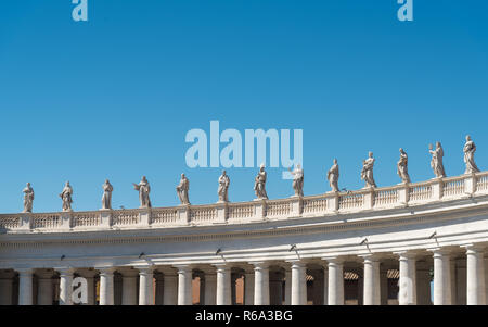 St. Peter's Square Statuen auf der Kolonnaden des Bernini, Vatikan, Rom, Italien Stockfoto