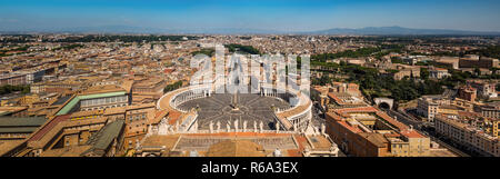 St. Peter's Square & Blick auf Rom panorama Stockfoto