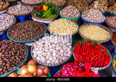 Obst- und Gemüsemarkt in Hanoi Old Quater, Vietnam, Asien. Stockfoto