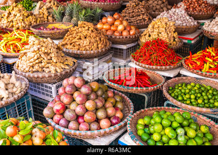 Obst- und Gemüsemarkt in Hanoi Old Quater, Vietnam, Asien. Stockfoto