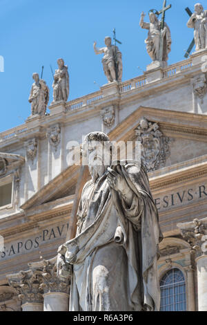 Apostel Paulus Statue außerhalb der Petersdom, Vatikan, Rom, Italien Stockfoto