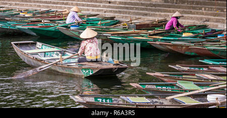 TAM COC, VIETNAM - November 15, 2018: Boot für die Fahrgäste an Hoa Lu und Tam Coc, alte Stadt, Vietnam warten. Stockfoto