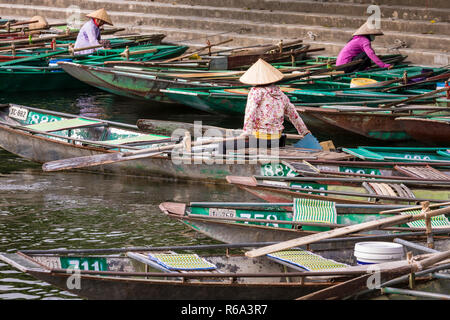 TAM COC, VIETNAM - November 15, 2018: Boot für die Fahrgäste an Hoa Lu und Tam Coc, alte Stadt, Vietnam warten. Stockfoto