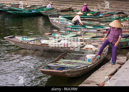 TAM COC, VIETNAM - November 15, 2018: Boot für die Fahrgäste an Hoa Lu und Tam Coc, alte Stadt, Vietnam warten. Stockfoto