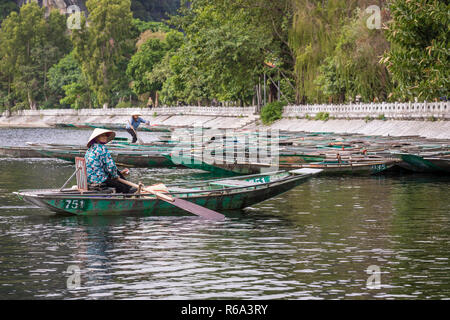 TAM COC, VIETNAM - November 15, 2018: Boot für die Fahrgäste an Hoa Lu und Tam Coc, alte Stadt, Vietnam warten. Stockfoto