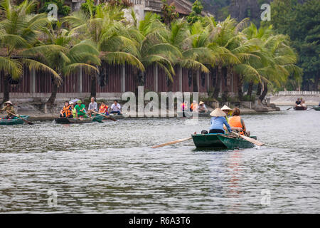 TAM COC, VIETNAM - November 15, 2018: Boot für die Fahrgäste an Hoa Lu und Tam Coc, alte Stadt, Vietnam warten. Stockfoto