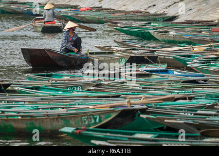 TAM COC, VIETNAM - November 15, 2018: Boot für die Fahrgäste an Hoa Lu und Tam Coc, alte Stadt, Vietnam warten. Stockfoto