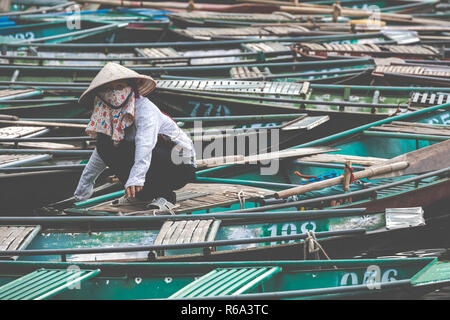 TAM COC, VIETNAM - November 15, 2018: Boot für die Fahrgäste an Hoa Lu und Tam Coc, alte Stadt, Vietnam warten. Stockfoto